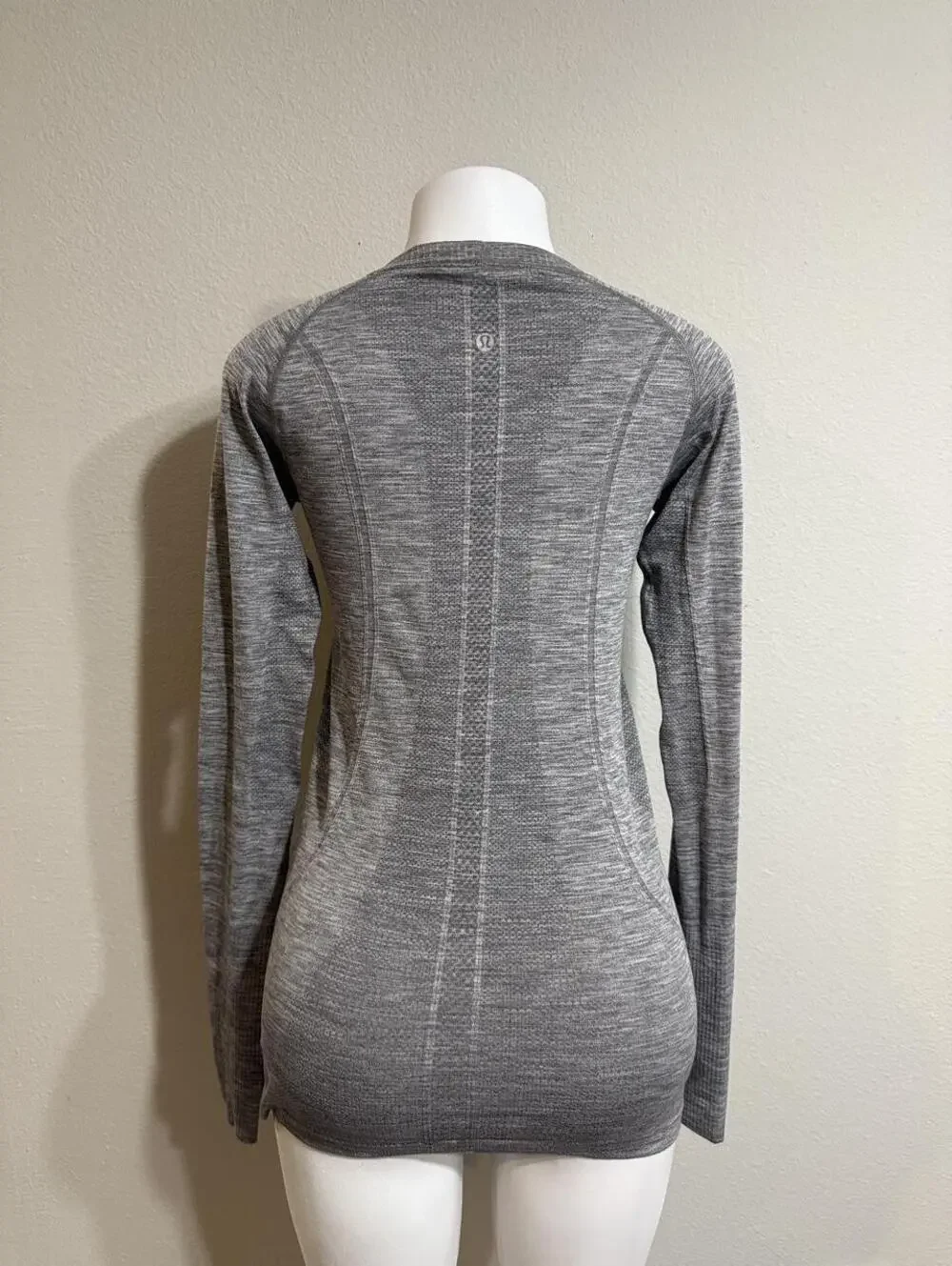 Lululemon Women's Grey Shirt